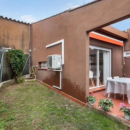 Дом отдыха Lovely Little House With Garden