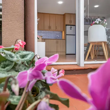 Дом отдыха Lovely Little House With Garden *